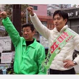 給料は１５００万円と明かした松井幹事長（左）と市長候補の吉村洋文氏（Ｃ）日刊ゲンダイ