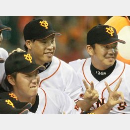 （左から）笠原、高木京、福田。１３年にリーグ優勝を決め記念写真に（Ｃ）日刊ゲンダイ