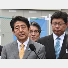高木大臣は首相の被災地視察についていくだけ（５日、福島）／（Ｃ）日刊ゲンダイ