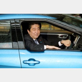 １５年、トヨタ自動車新型FCV『MIRAI』の政府納車式で試乗する安倍首相（Ｃ）日刊ゲンダイ