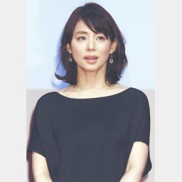 影のある未亡人を演じる石田ゆり子（Ｃ）日刊ゲンダイ
