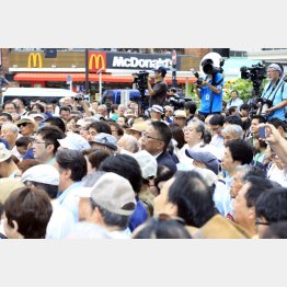 炎天下の街頭演説に真剣なまなざし(C)日刊ゲンダイ