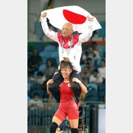登坂に担がれ万感の表情の栄監督(C)真野慎也/JMPA