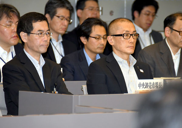 “盛り土問題”集中審議での岸本良一市場長(左)と沢章次長/(C)日刊ゲンダイ