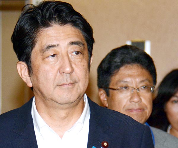 安倍首相と今井尚哉首相秘書官（後方）／（Ｃ）日刊ゲンダイ