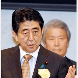 賃上げ要請自体がアベノミクスの失敗を物語っている(後ろは榊原経団連会長)/(C)日刊ゲンダイ