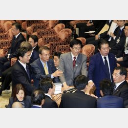 強行採決に講義する野党議員を静観する安倍首相(C)日刊ゲンダイ