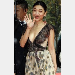 胸元セクシーを披露