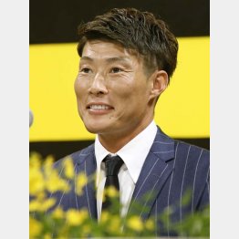 25日、阪神の入団記者会見で笑顔を見せた