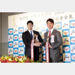 最優秀選手賞を受賞した日本ハム大谷と広島新井(右)