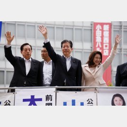 街頭演説をする公明党(央・山口代表)