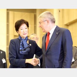 バッハ会長にすり寄り…