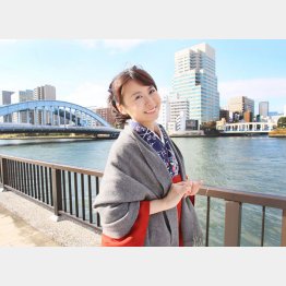 堀口茉純さん。左奥が永代橋。討ち入り時はもっと上流に架かっていた