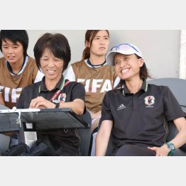 高倉麻子監督(右)と大部由美コーチ
