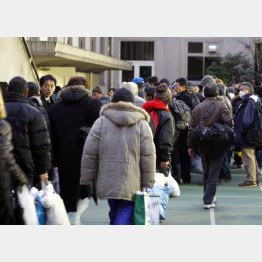 若者も混在した08年暮れの「年越し派遣村」
