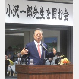 支援者らの前で意気込みを語った小沢一郎代表