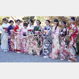 オスカー恒例の晴れ着撮影会(左端が藤田ニコル)