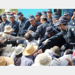 沖縄の高江ヘリパッド工事で住民を強制排除する警察