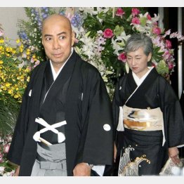 海老蔵と真央の結婚披露宴で、夫・團十郎と