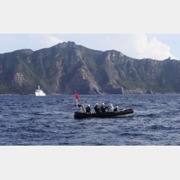 尖閣諸島の緊張も続いている(魚釣島を警備する海上保安庁)