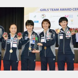 (左から)世界ジュニア選手権女子団体で優勝した伊藤美誠、平野美宇、加藤美優、早田ひな