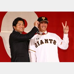 背番号「2」のポーズ。左は高橋監督