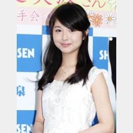 主人公を演じる浜辺美波