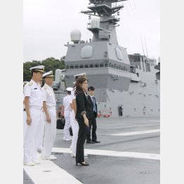ハイヒールで艦内を闊歩