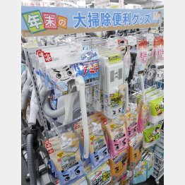 小道具も頼りになる(大掃除用の便利グッズコーナー=ビックカメラ池袋本店で)
