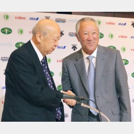 16年3月、青木功がJGTO会長に就任(左は海老沢勝二前会長)