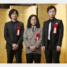 右から芥川賞・羽田圭介氏、又吉直樹氏、直木賞・東山彰良氏