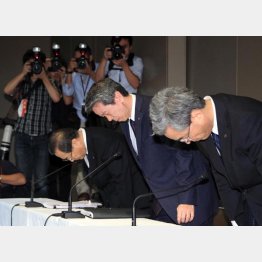 不正会計問題で記者会見し謝罪する東芝経営陣(2015年当時)