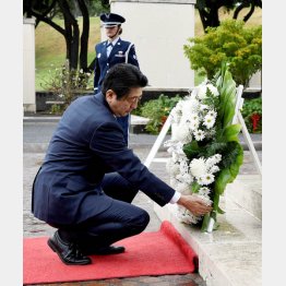 米国立太平洋記念墓地で献花する安倍首相