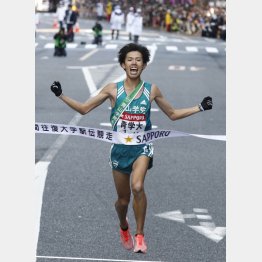 ゴールする青学大アンカーの安藤