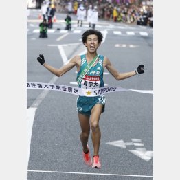 ゴールする青学大のアンカー安藤悠哉