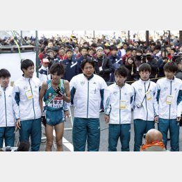 青学大が3連覇した箱根駅伝は大人気(中央は原晋監督)