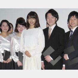 イベントに登場した加藤綾子(中央)
