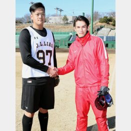 リャオ(左)と握手