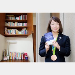 3段の棚と机の上が“マイ本棚”