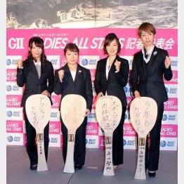 しゃもじを手にポーズ