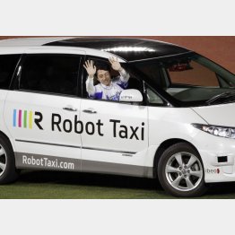 ロボットタクシーに乗る小泉進次郎議員