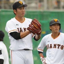 坂本(右)が見守る中で初ブルペン